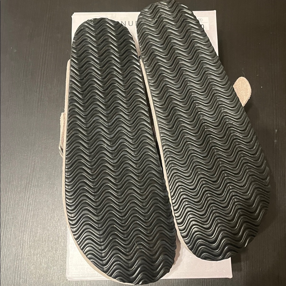 Avenue Men’s Beige Genuine Suede Clogs, NWT - Picture 3 of 3